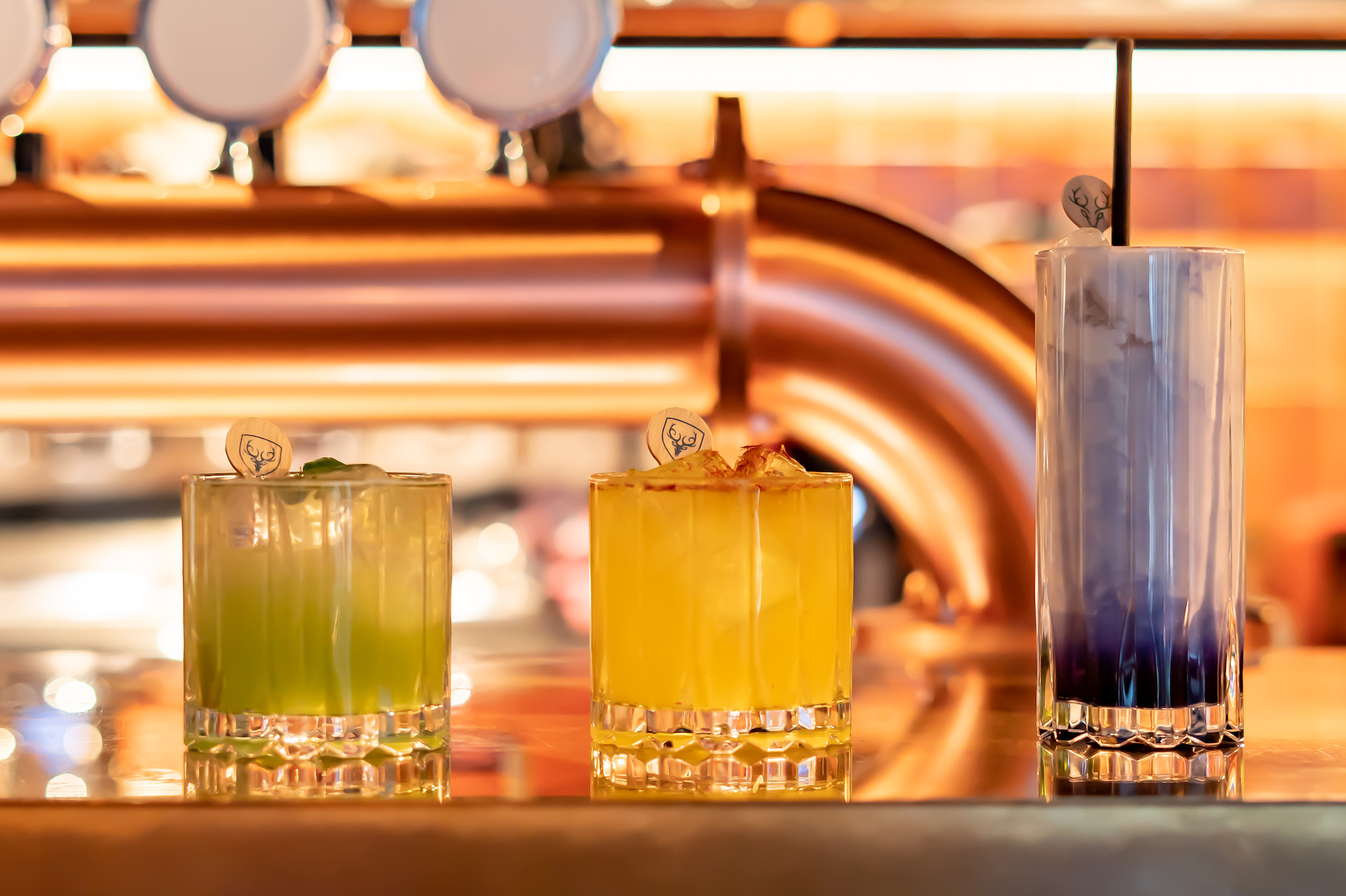 Drei schamckhafte und farbenfrohe Cocktails an der Bar des CERVO Mountain Resort Hotels in Zermatt