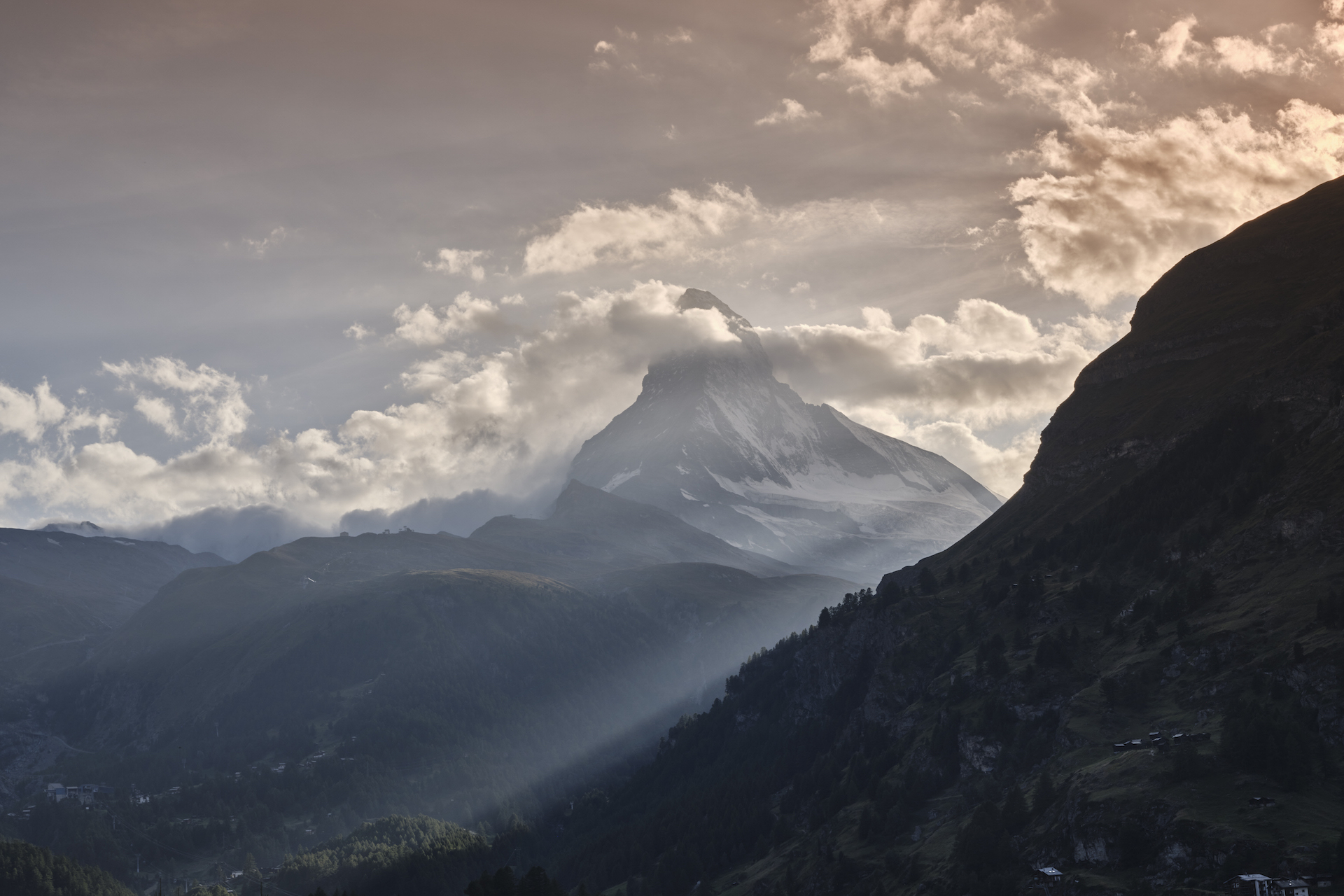 Aufnahme des Matterhorns bei bewölktem Himmel in Zermatt