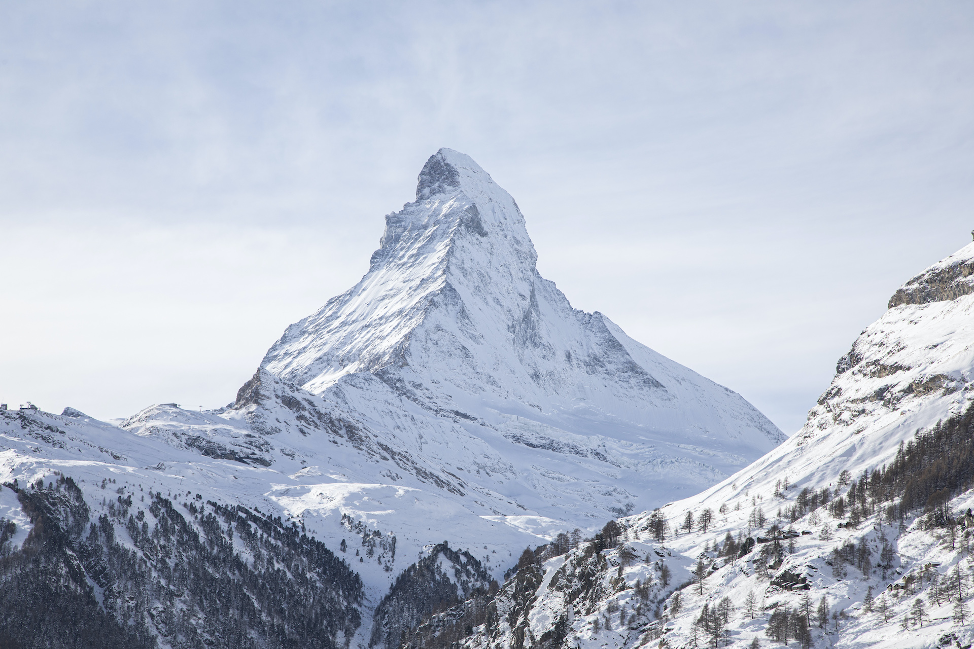 Aufnahme des schneebedeckten Matterhorns in Zermatt in der Schweiz bei sonnigen Wetter