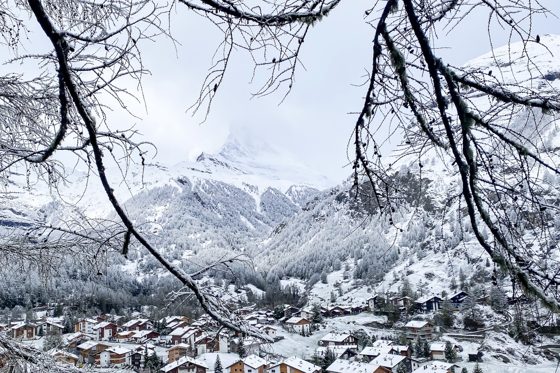 Aufnahme des verschneiten Orts Zermatts im Winter