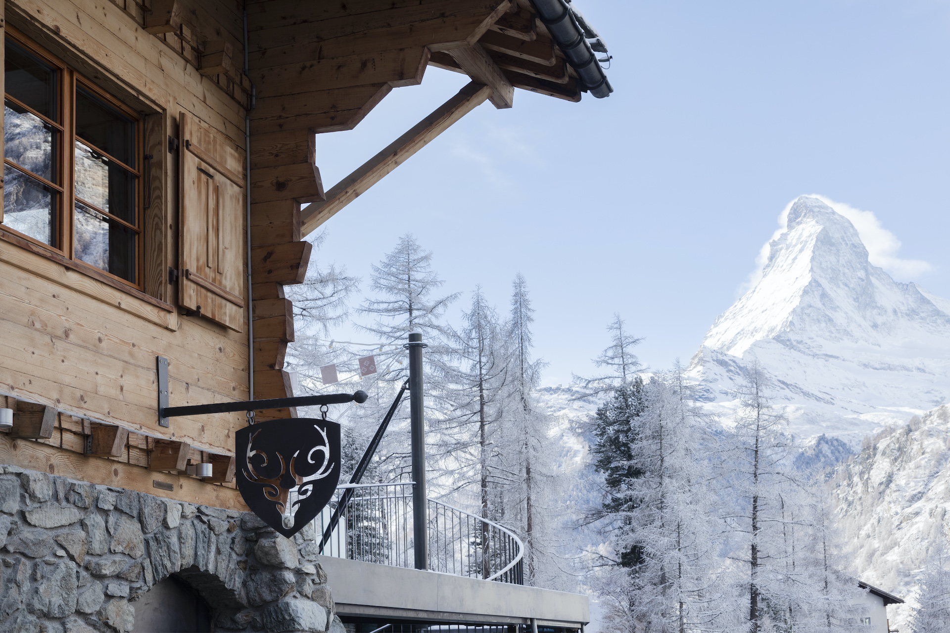 Hotel im Winter direkt an der Skipiste in Zermatt in der Schweiz