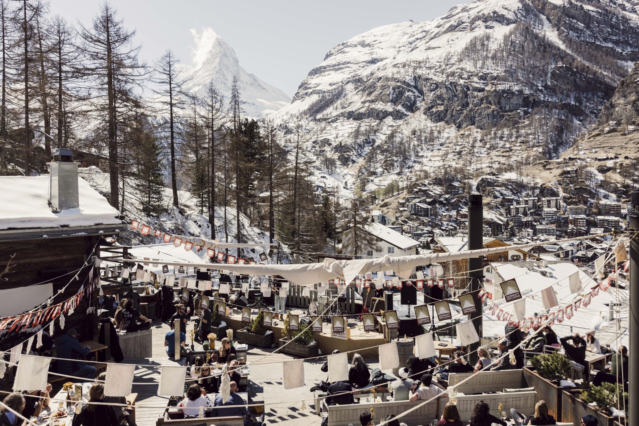 Festival day on the terrace of Madre Nostra with lots of people and live music on stage