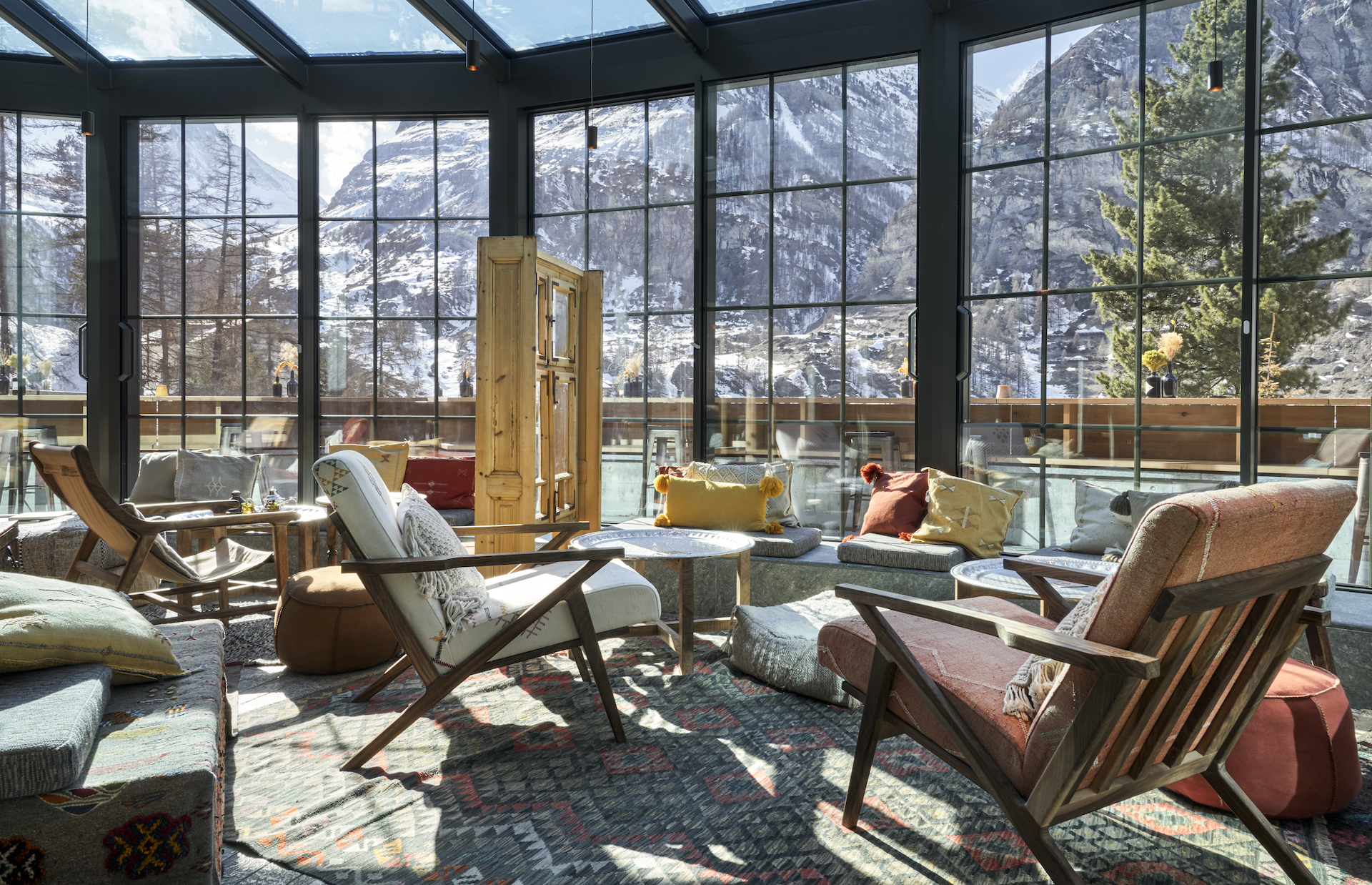 Lounge des Restaurant Bazaar mit Blick zum Matterhorn