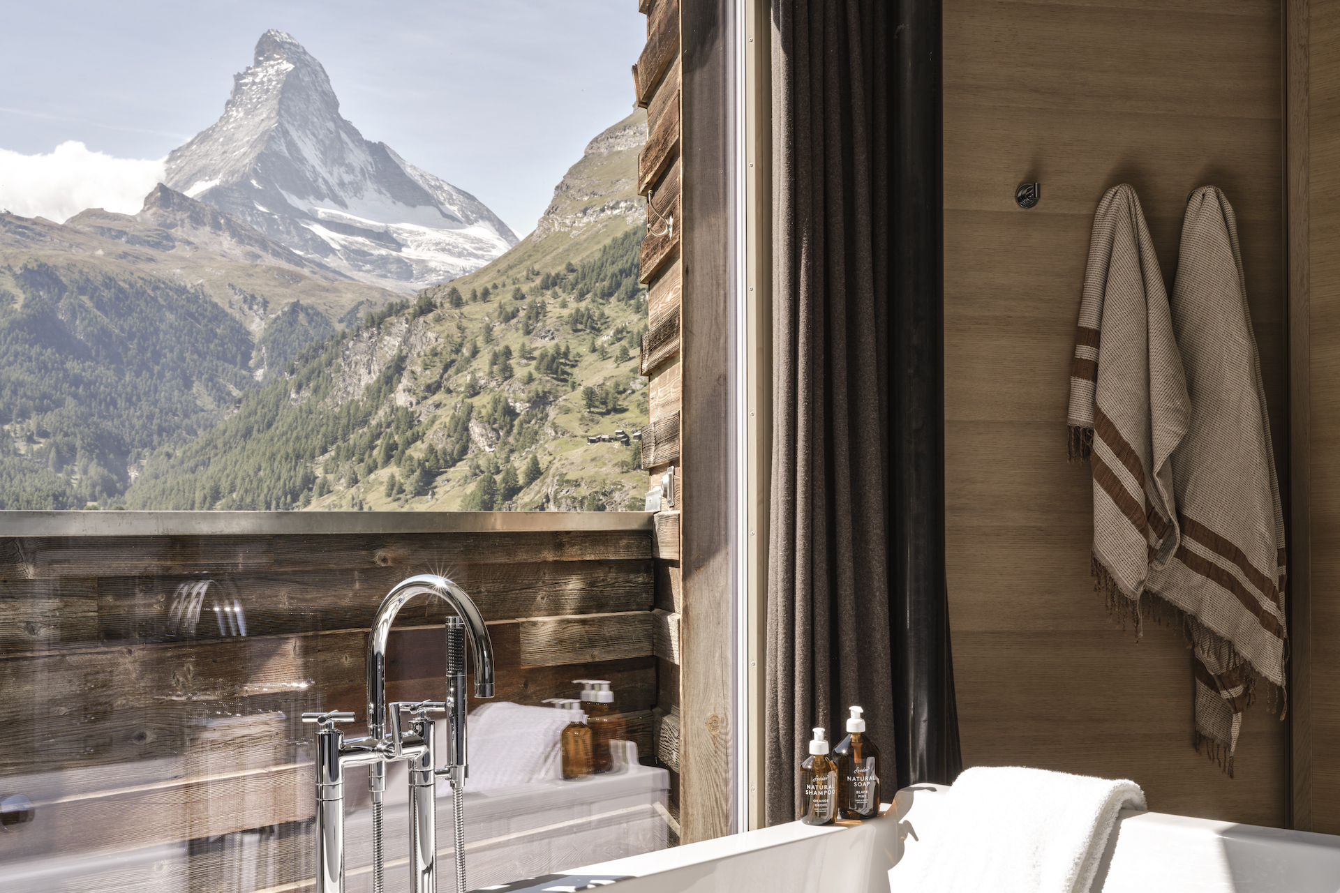 Badewanne mit Ausblick aufs Matterhorn in der Huntsman Triple Suite