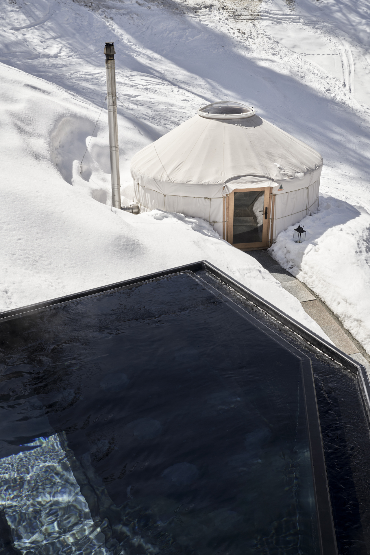 Japanisches Onsen und Mongolische Teejurte des Mountain Ashram Spa im CERVO Mountain Resort in Zermatt