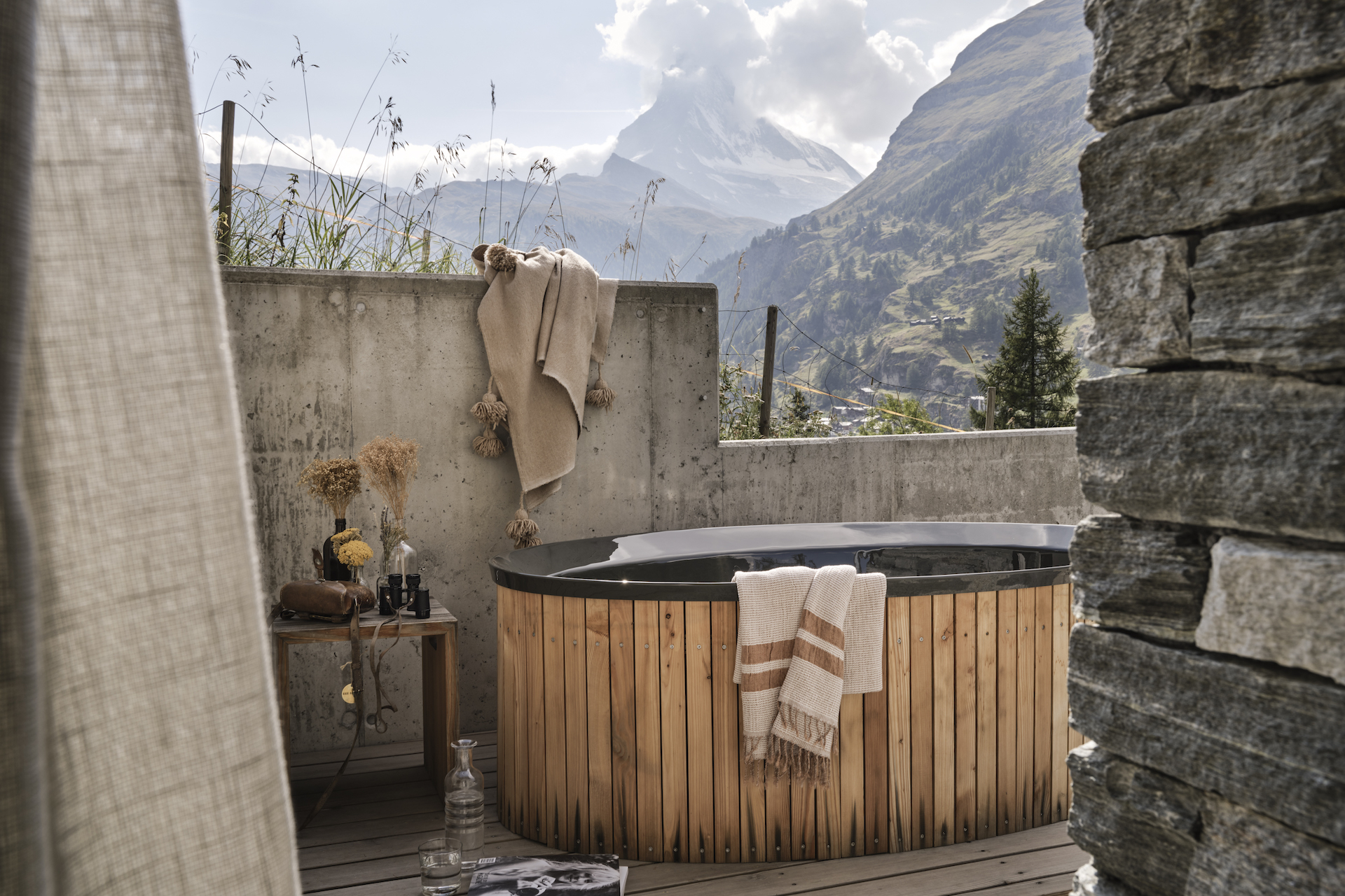 Balkon mit Aussenbadewanne und Blick zum Matterhorn in der Huntsman Spa Suite