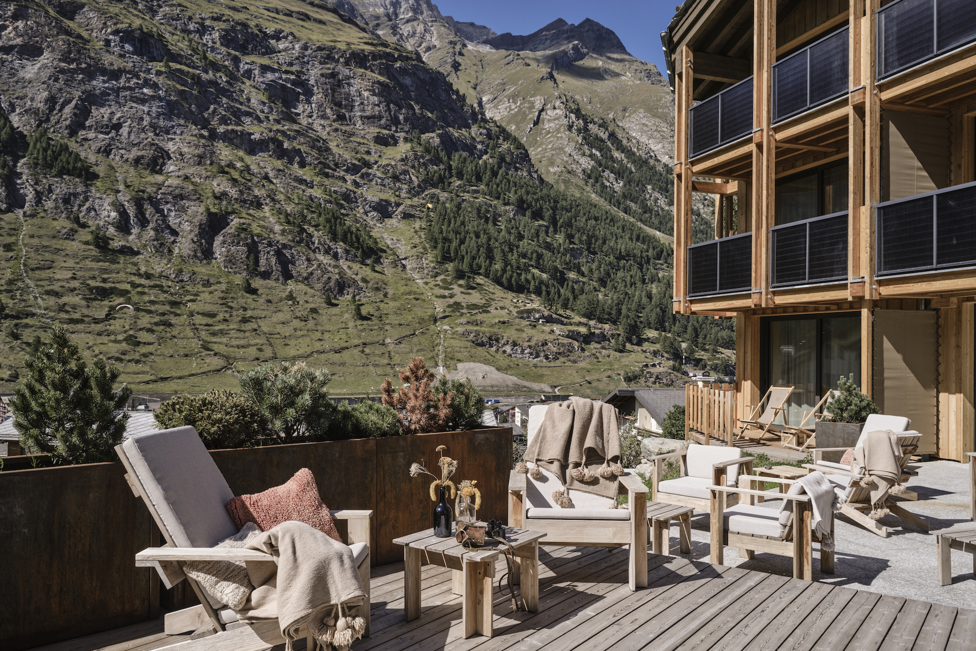 Sitzmöglichkeiten im Mountain Ashram Spa vor der Nomad Lodge des CERVO Mountain Resort