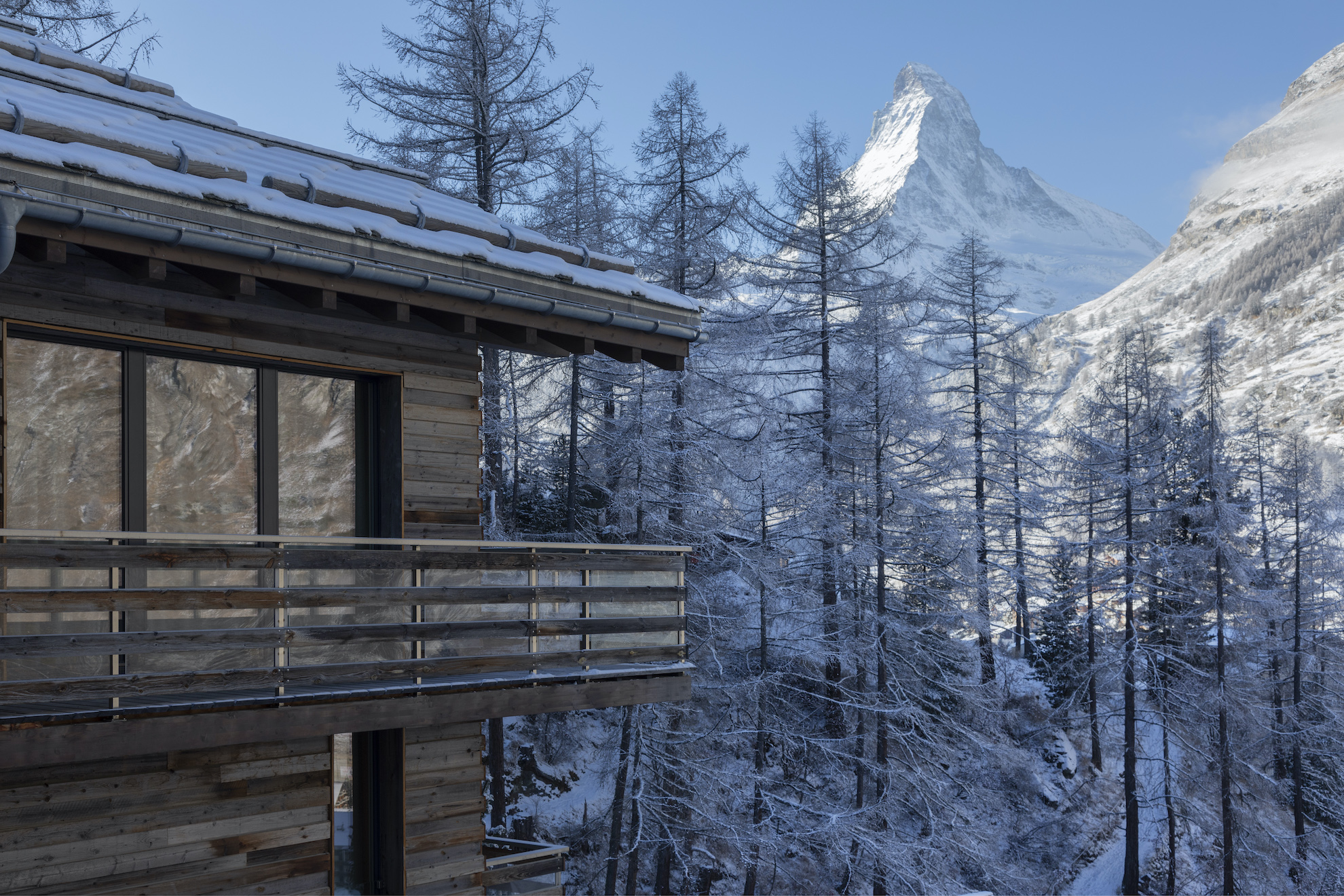 Ausblick auf Balkone des Hotels und auf das Matterhorn