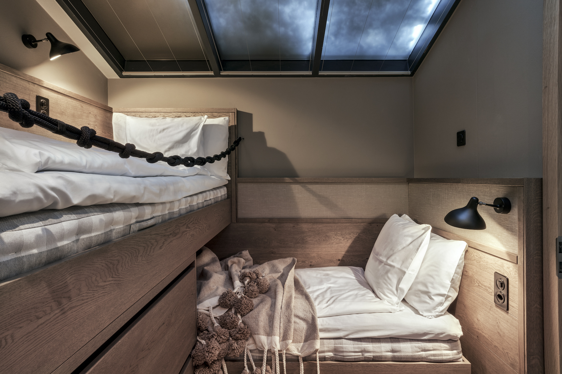 Betten im Kinderzimmer der Alpinist Spa Suite im CERVO Mountain Resort in Zermatt