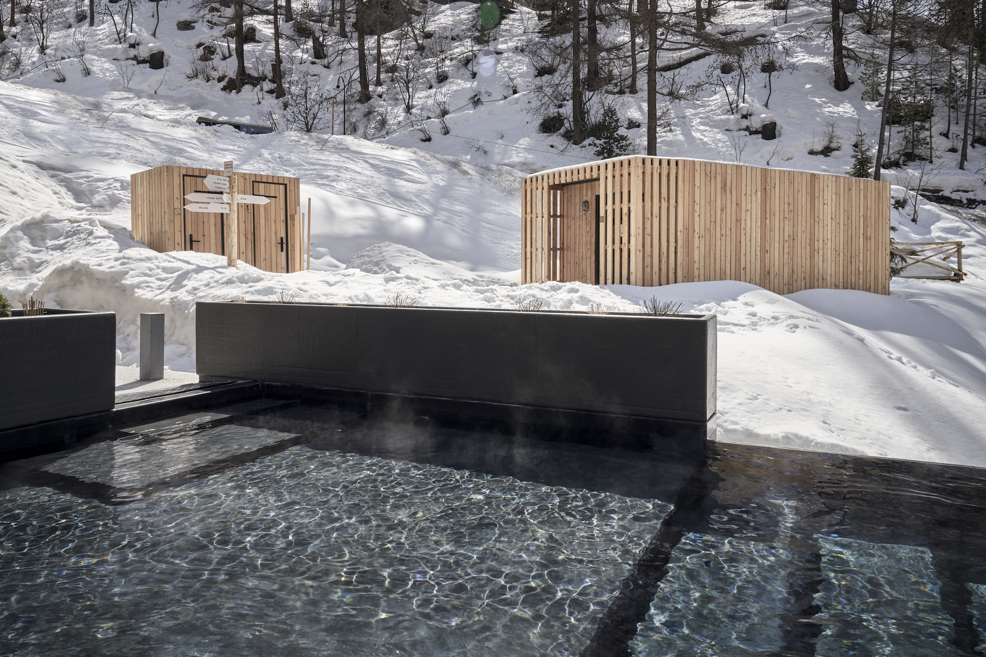 Japanisches Onsen mit Onsen Duschen und Sauna im Mountain Ashram Spa