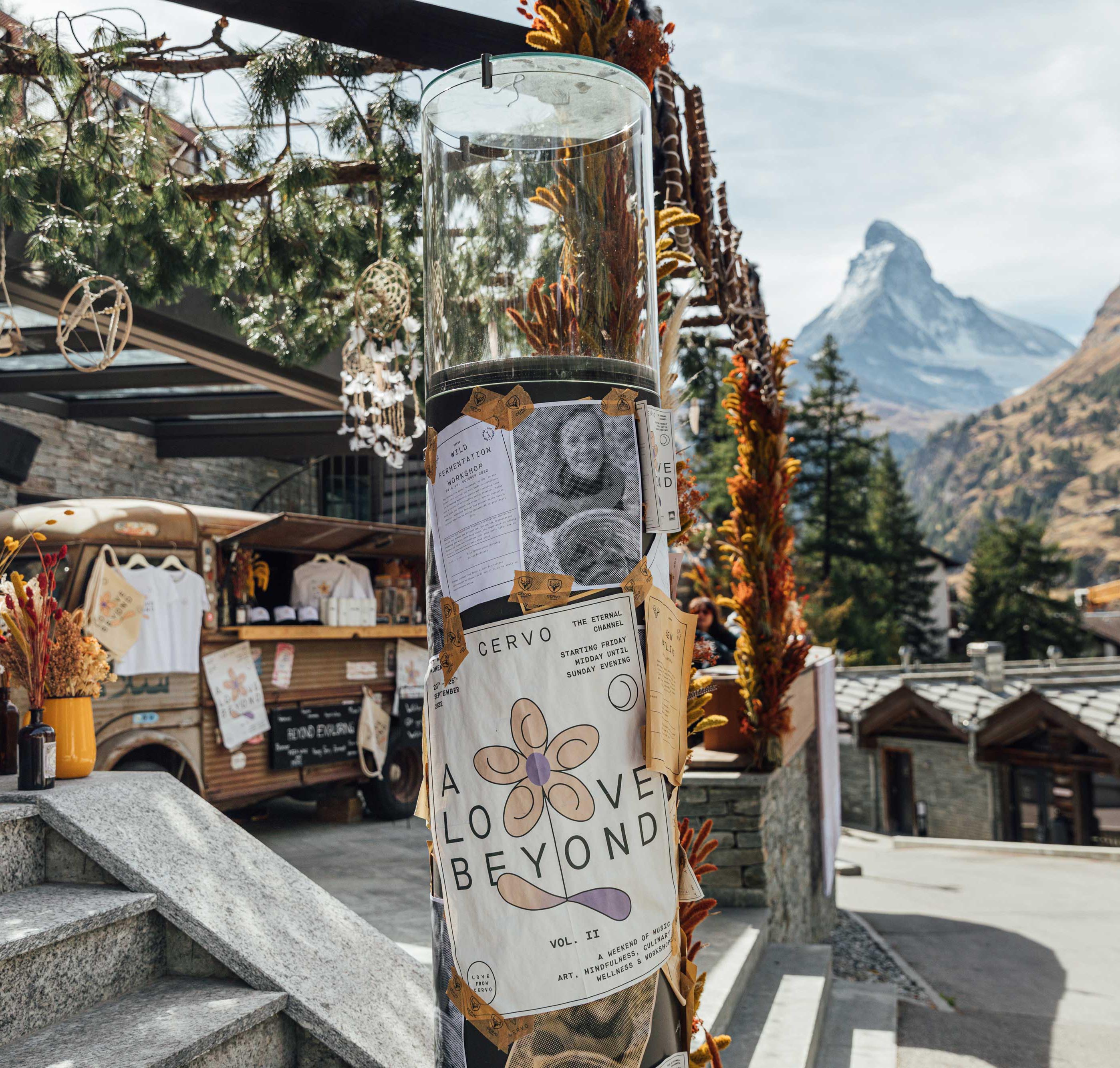 Feuersäule mit Poster mit dem Matterhorn im Hintergrund