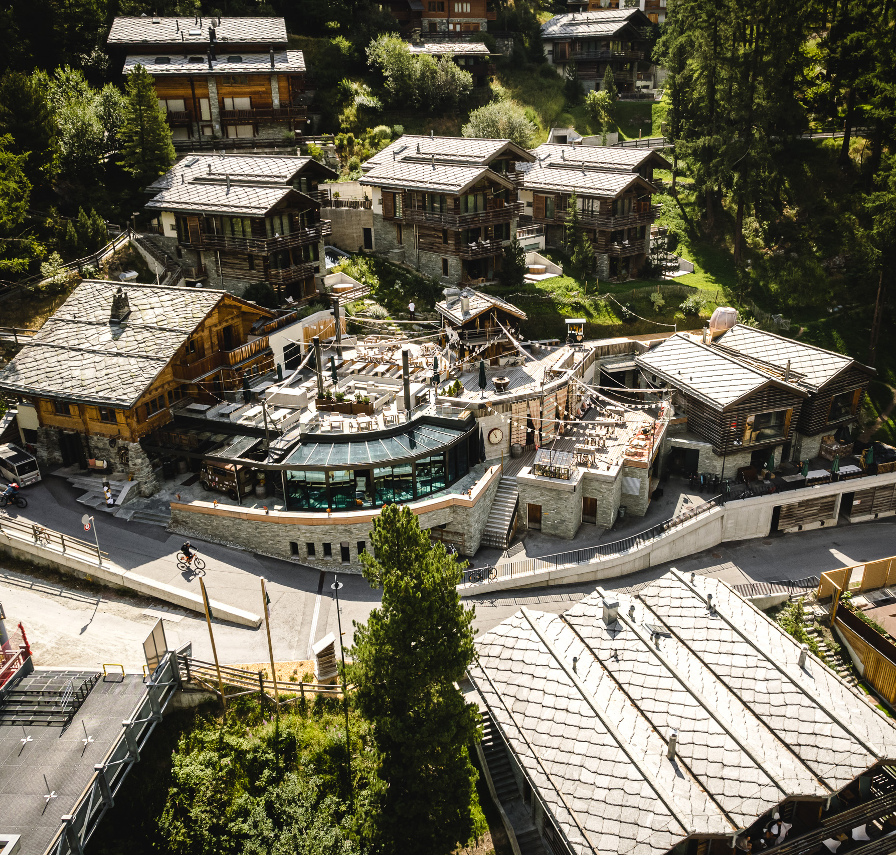 Eine Ansicht aus der Luft des CERVO Mountain Resort Hotels in  Zermatt.