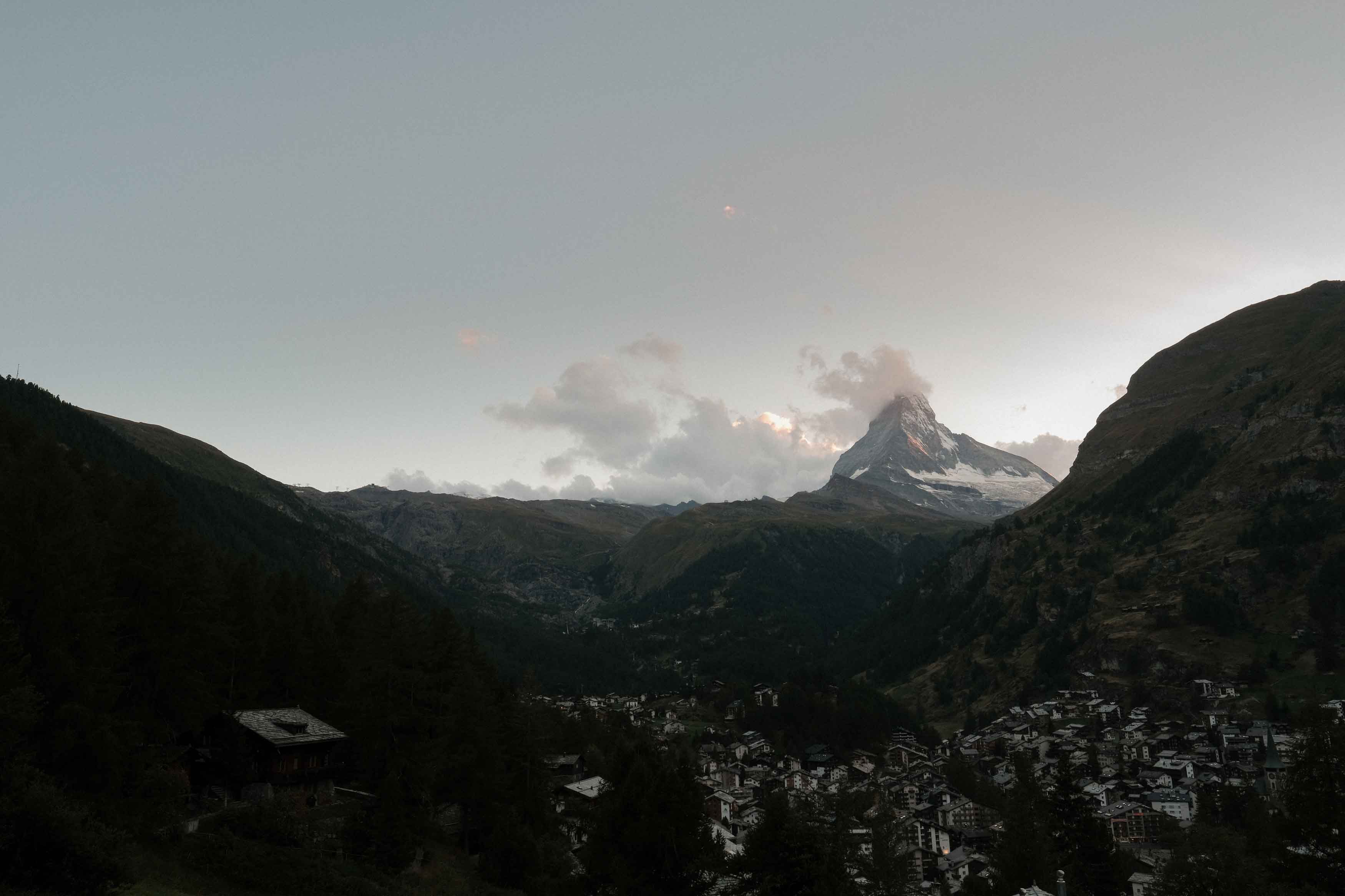 Sicht über das Dorf Zermatt und zum Matterhorn