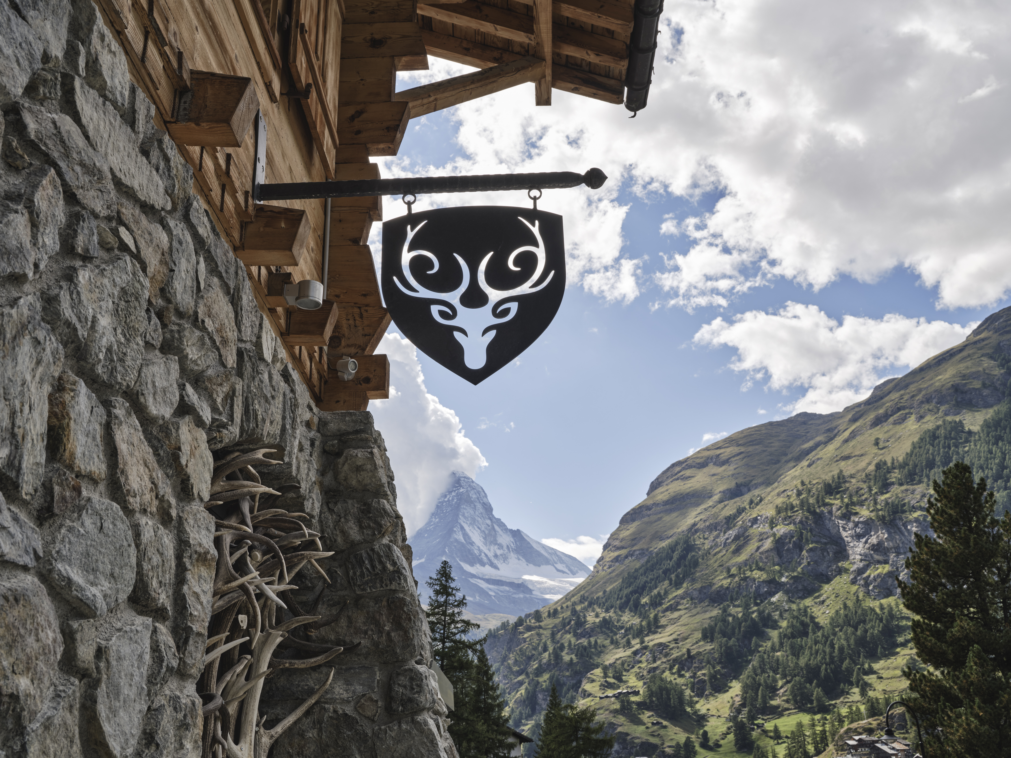 Das CERVO Mountain Resort Hotel im Sommer in Zermatt mit dem Matterhorn im Hintergrund