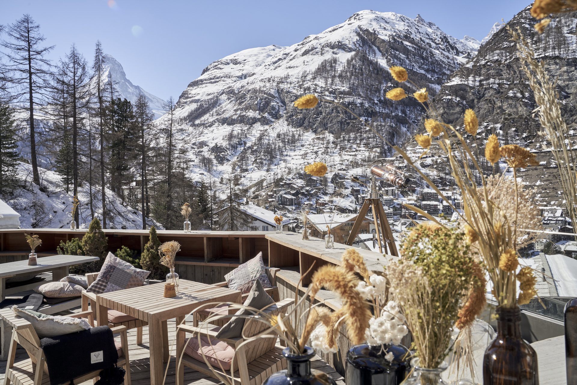 Terrasse des CERVO Mountain Resorts mit dem Ausblick auf die Berge Zermatts