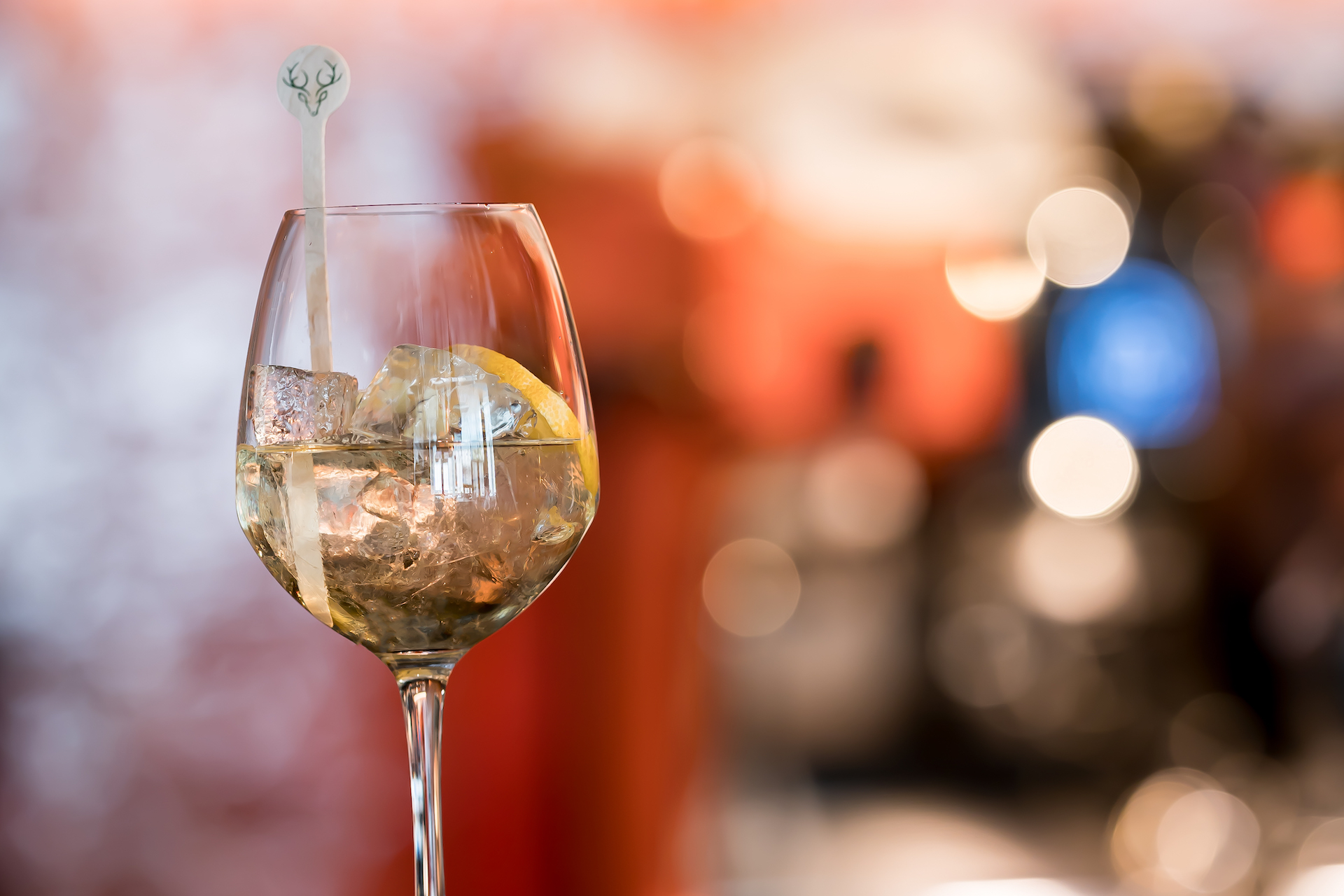 Gespritzter Weisswein mit CERVO Stäbchen im Weinglas