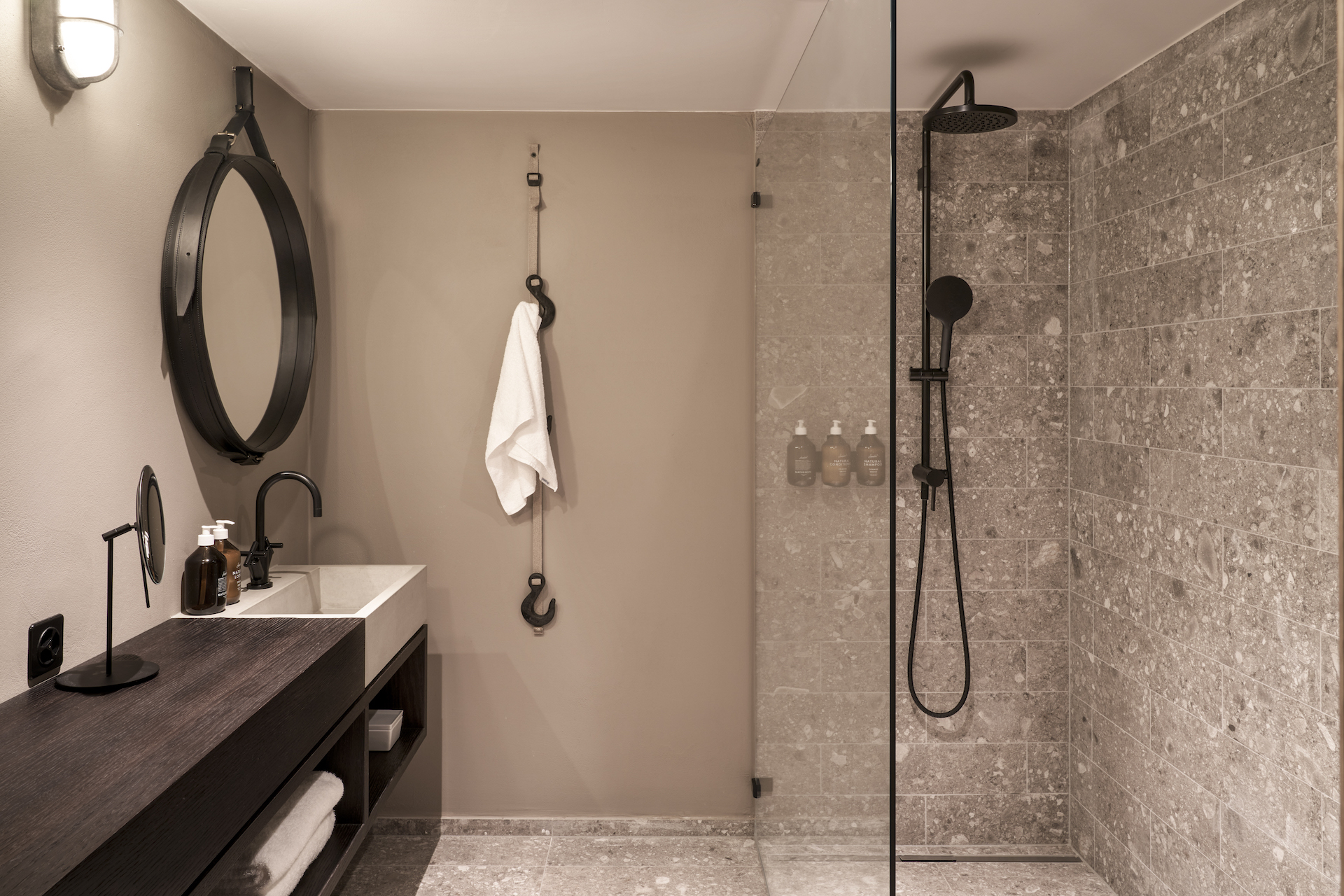 Bathroom with shower of the Alpinist Spa Suite