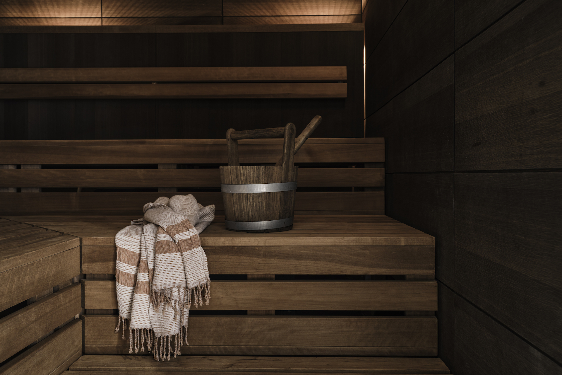 Seau de sauna et serviette de bain dans le sauna de l'Alpinist Spa Suite