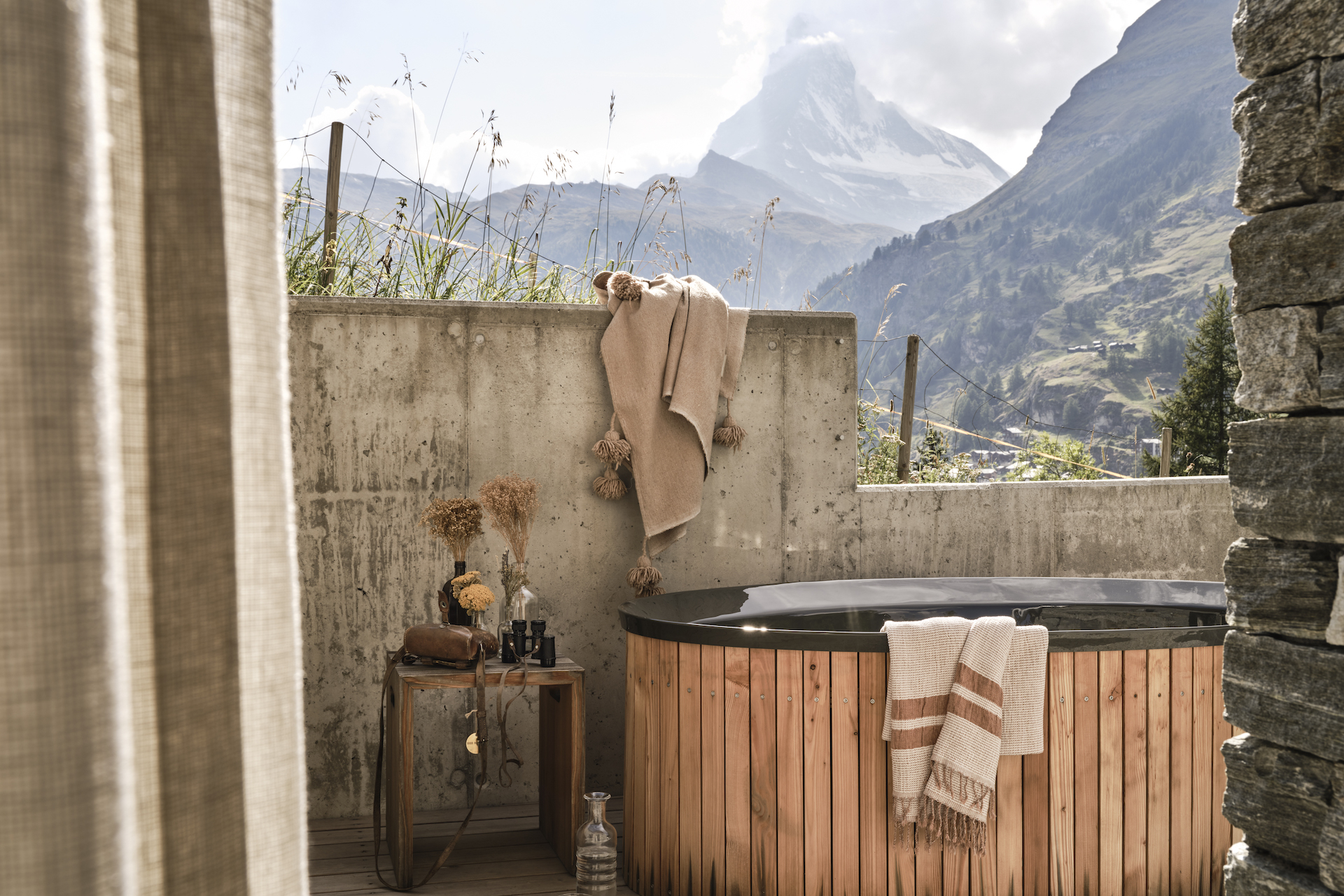 Terrasse mit Badewanne und Blick auf das Matterhorn