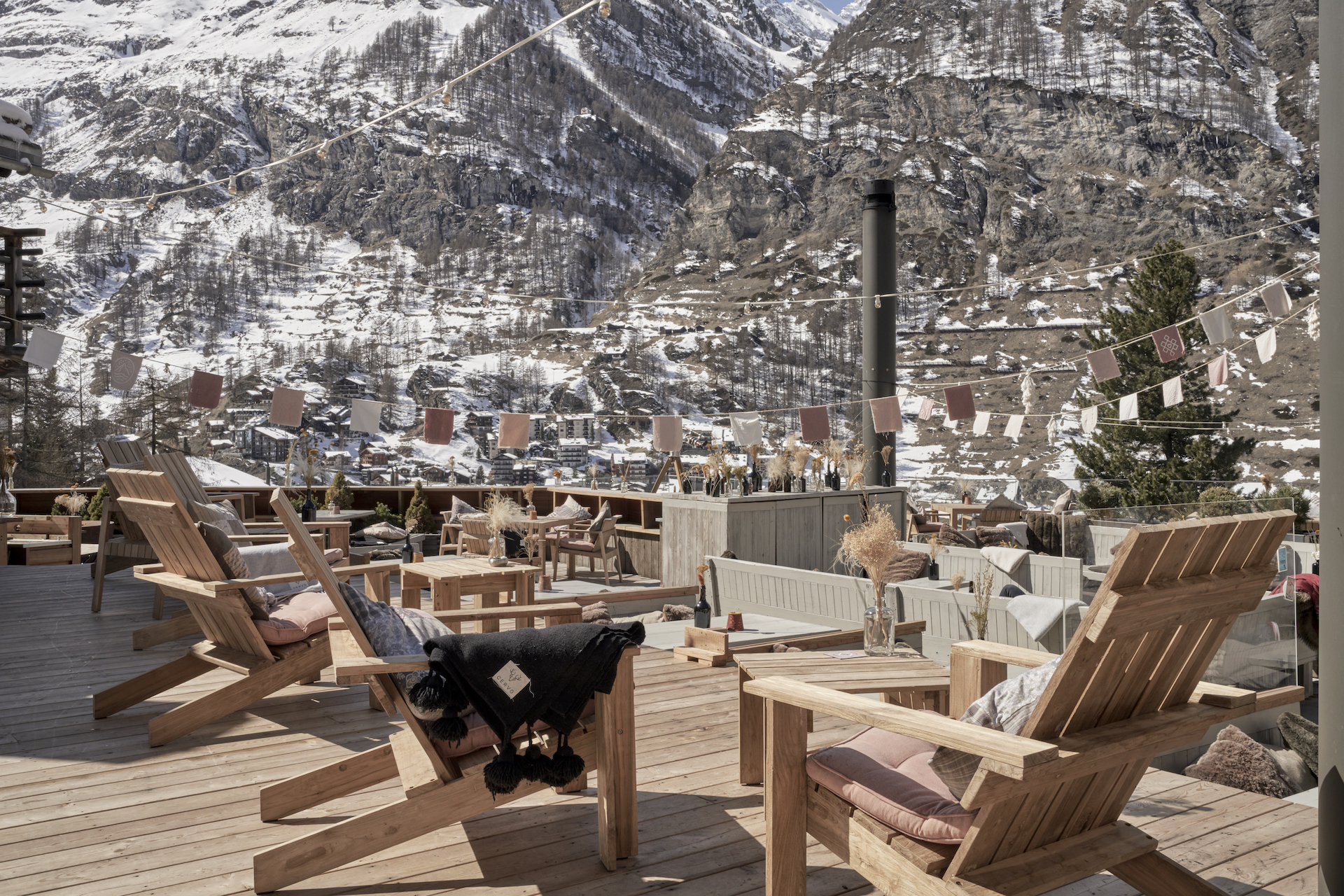 Terrasse des CERVO Mountain Resorts mit spektakulärem Ausblick auf Gebirge